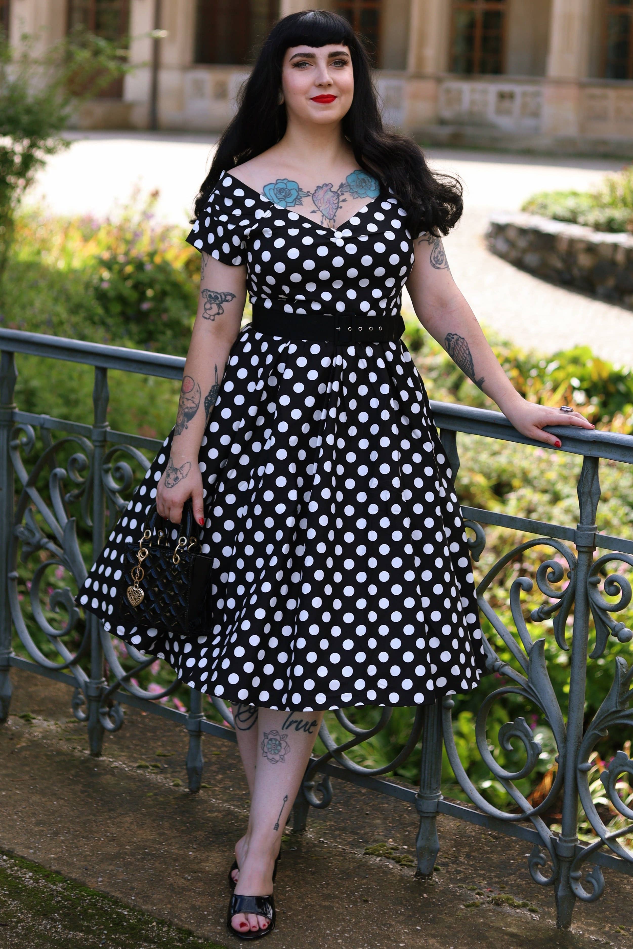 Dolly & Dotty «Lily Polka Dot» Vintage Punkte Retro Off-Shoulder Swing Kleid - Schwarz