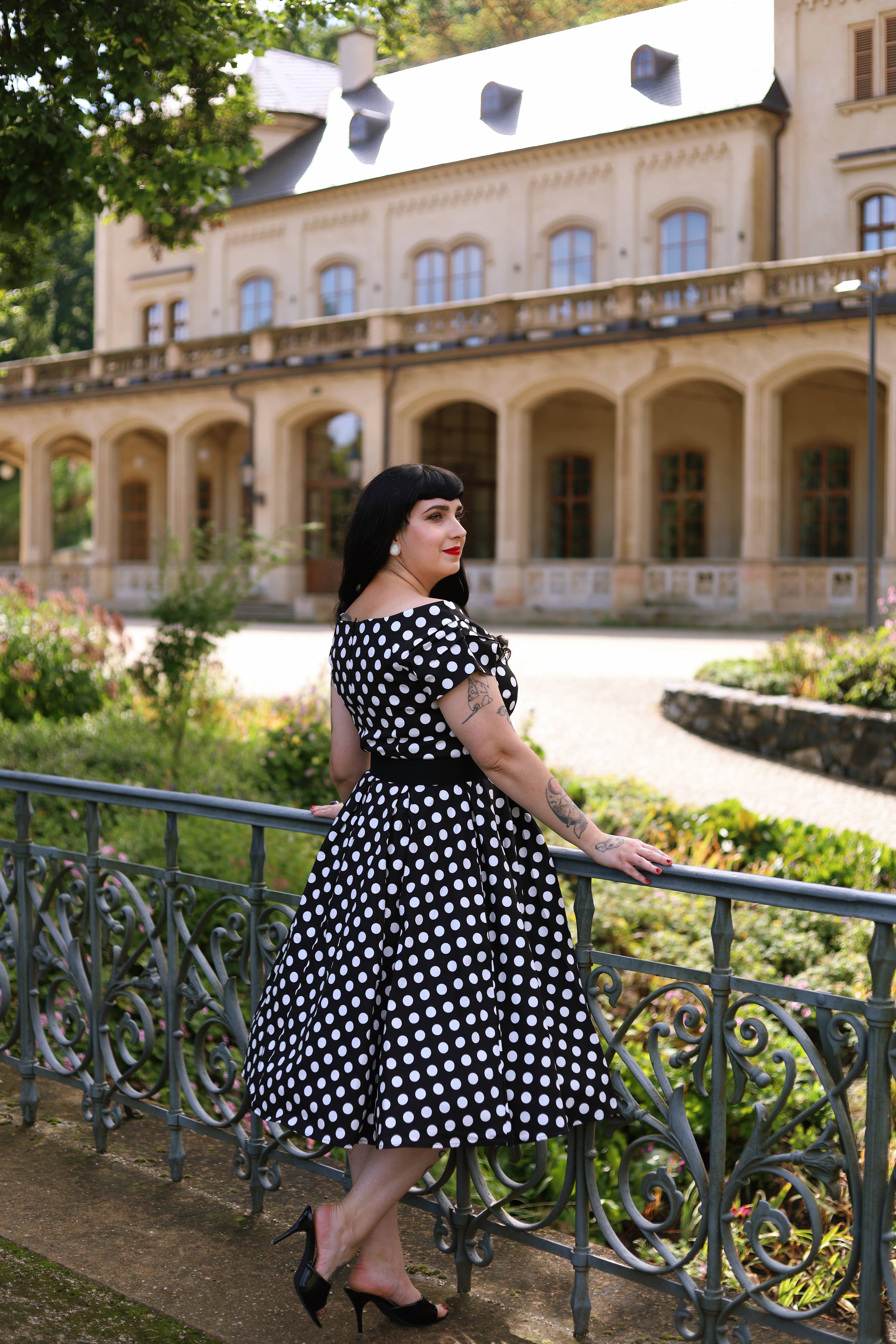 Dolly & Dotty «Lily Polka Dot» Vintage Punkte Retro Off-Shoulder Swing Kleid - Schwarz