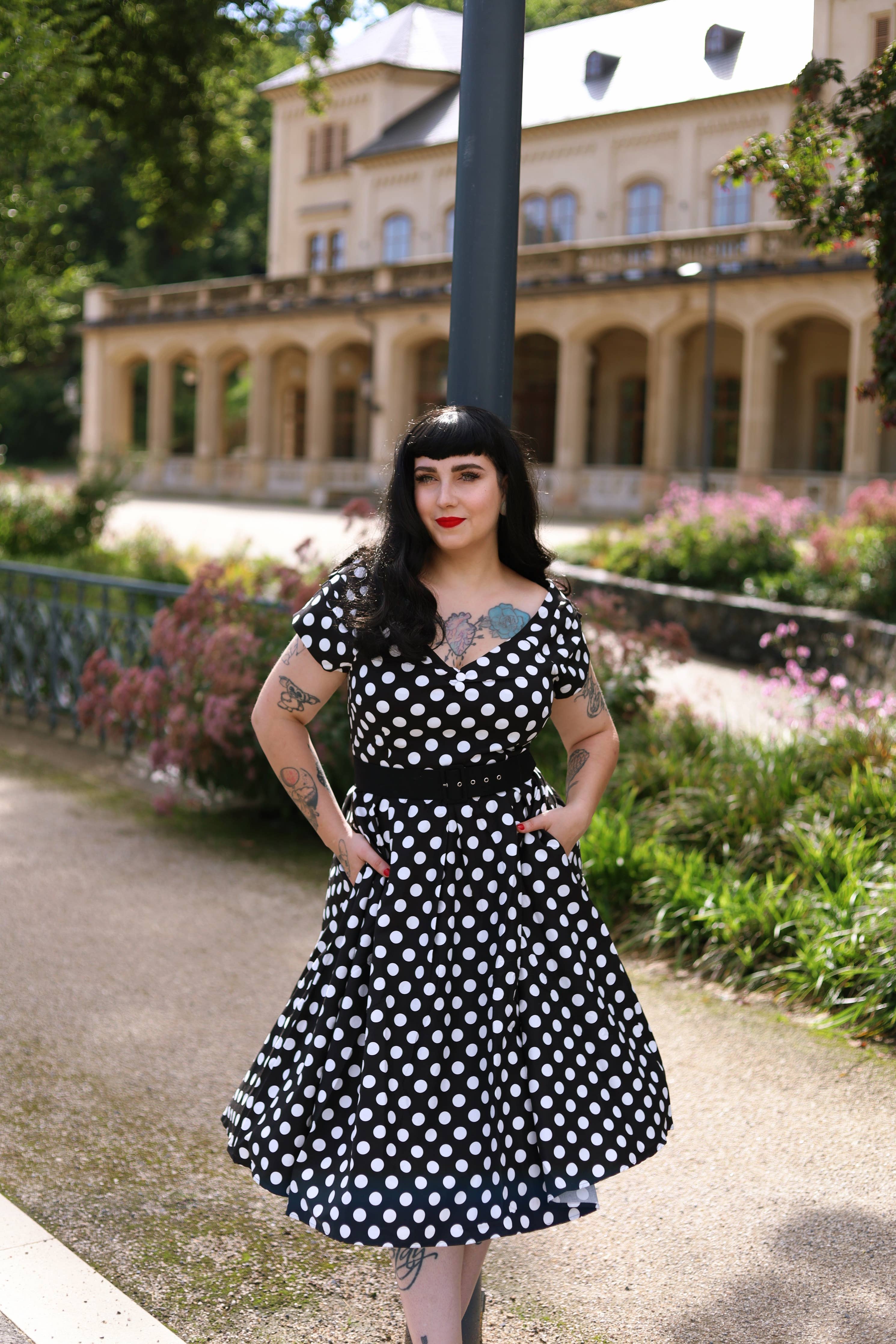 Dolly & Dotty «Lily Polka Dot» Vintage Punkte Retro Off-Shoulder Swing Kleid - Schwarz