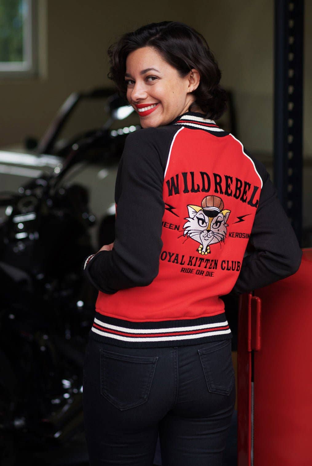 Queen Kerosin «Wild Rebel» Katzenmotiv Ride or Die Oldschool Retro Collegejacke - Rot