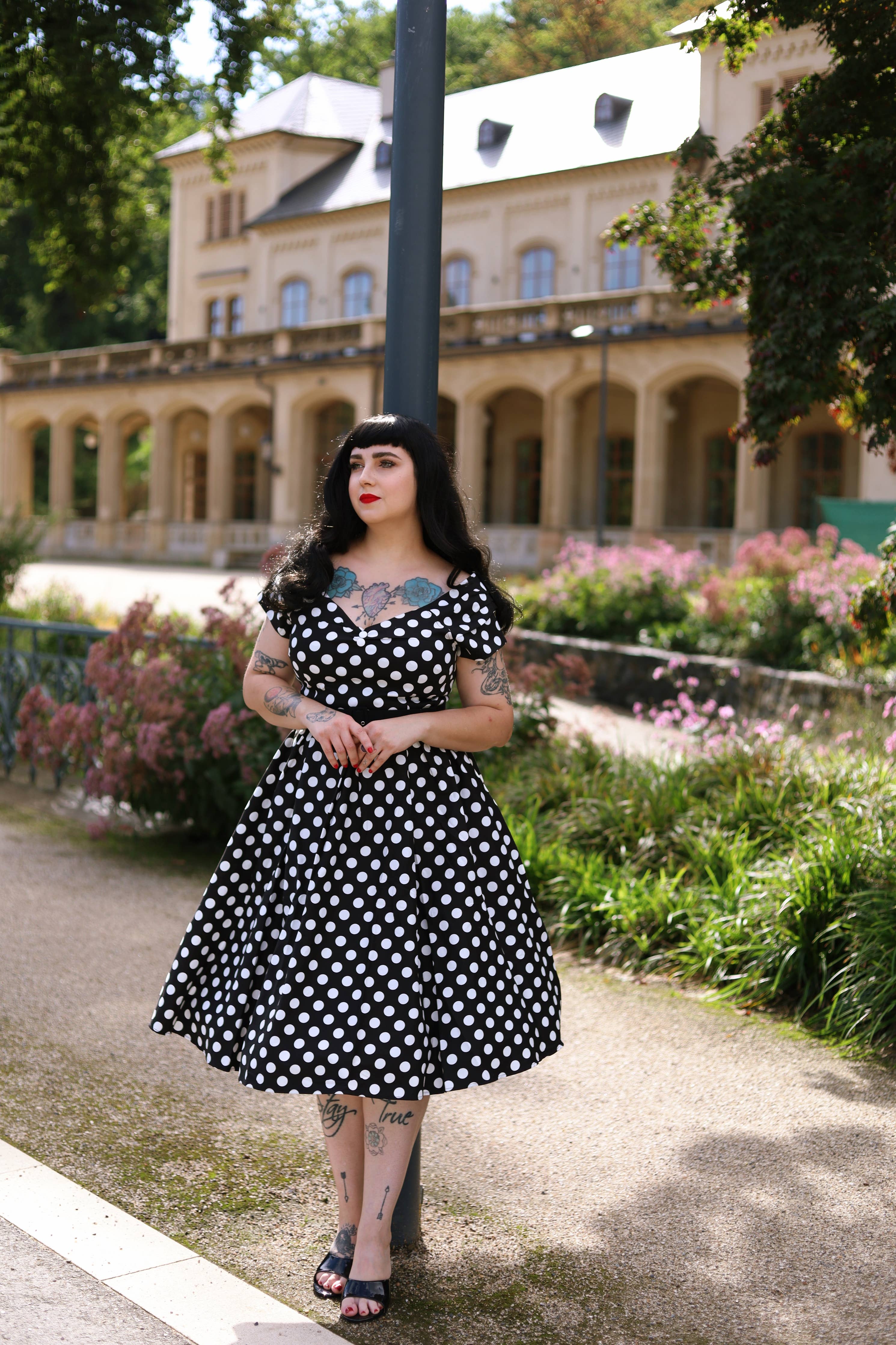 Dolly & Dotty «Lily Polka Dot» Vintage Punkte Retro Off-Shoulder Swing Kleid - Schwarz