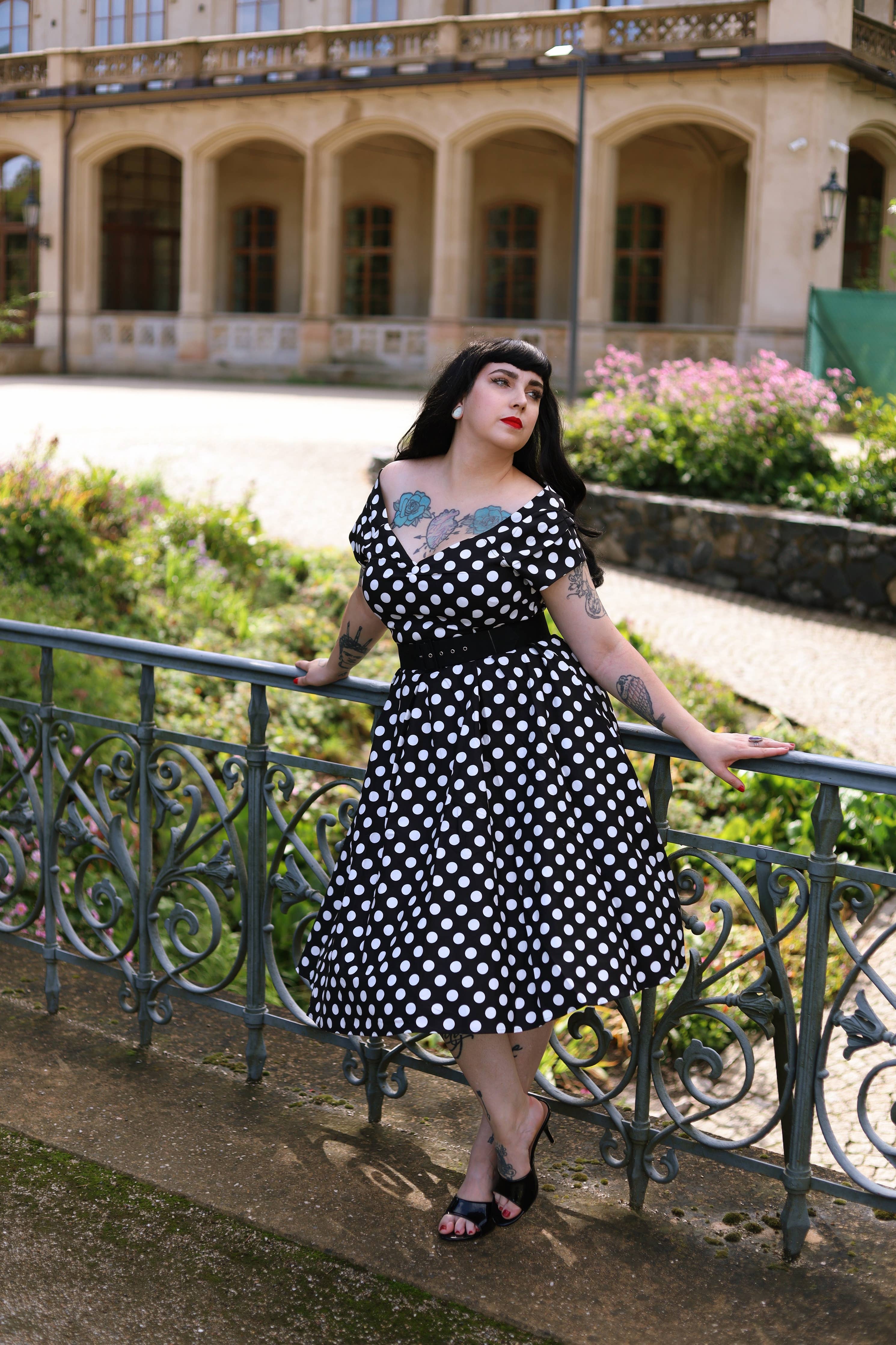 Dolly & Dotty «Lily Polka Dot» Vintage Punkte Retro Off-Shoulder Swing Kleid - Schwarz