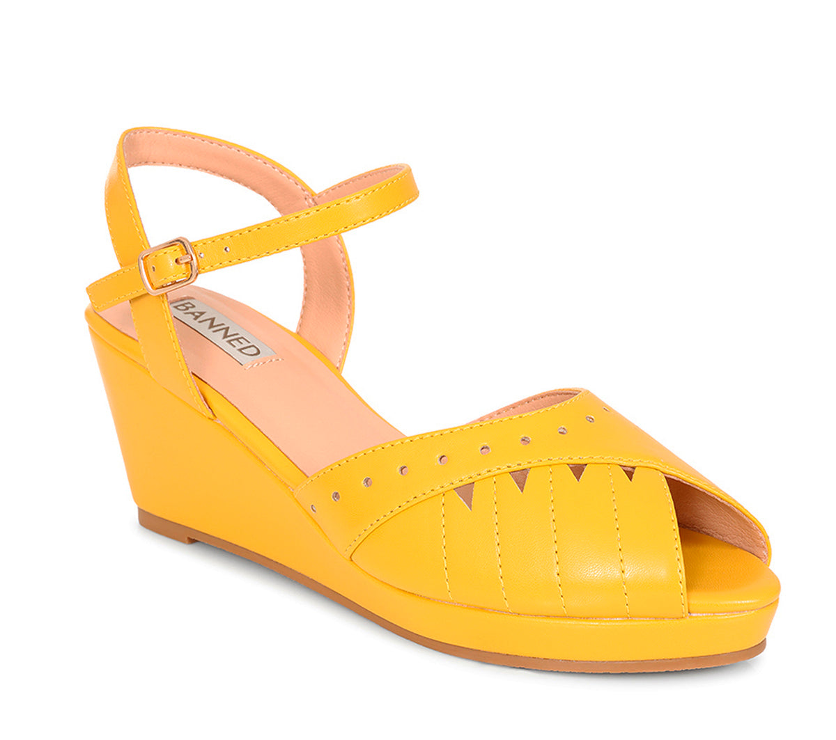 Banned Retro Sunny Daze Keilsandaletten in Senfgelb mit Peeptoe, Knöchelriemen und Keilabsatz im Vintage-Stil