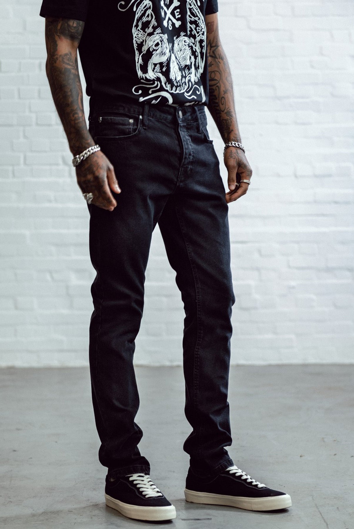 Chet_Rock_HELLFIRE__Retro_Denim_5-Pocket_Oldschool_SLIM_FIT_JEANS_Schwarz_killer_kirsche_3xYOAd14yV1Fi1