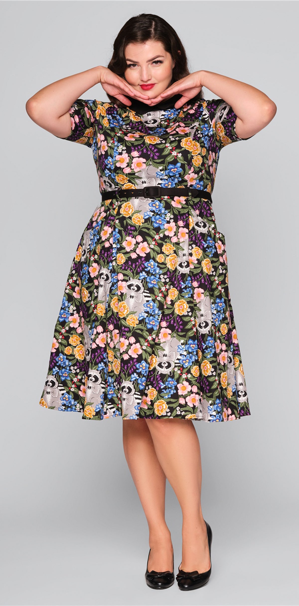 Collectif_WINONA_FOREST_Vintage_Floral_RACCOON_Waschbaer_BUBIKRAGEN_Kleid_Dress-5qzTpr0uOadWPz
