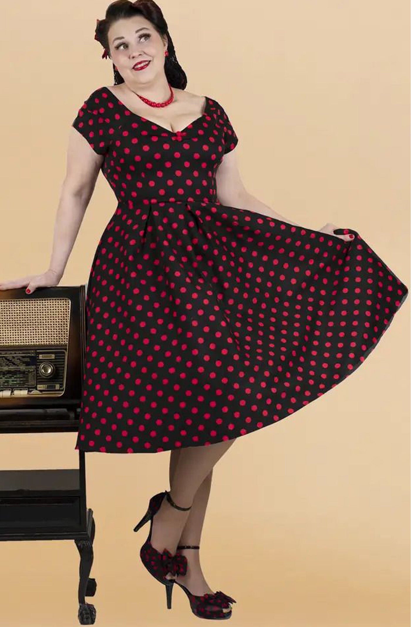 Dolly__Dotty_LILY_POLKA_DOT_50s_Pleated_VNeck_SWING_DRESS_Kleid_Schwarz-1