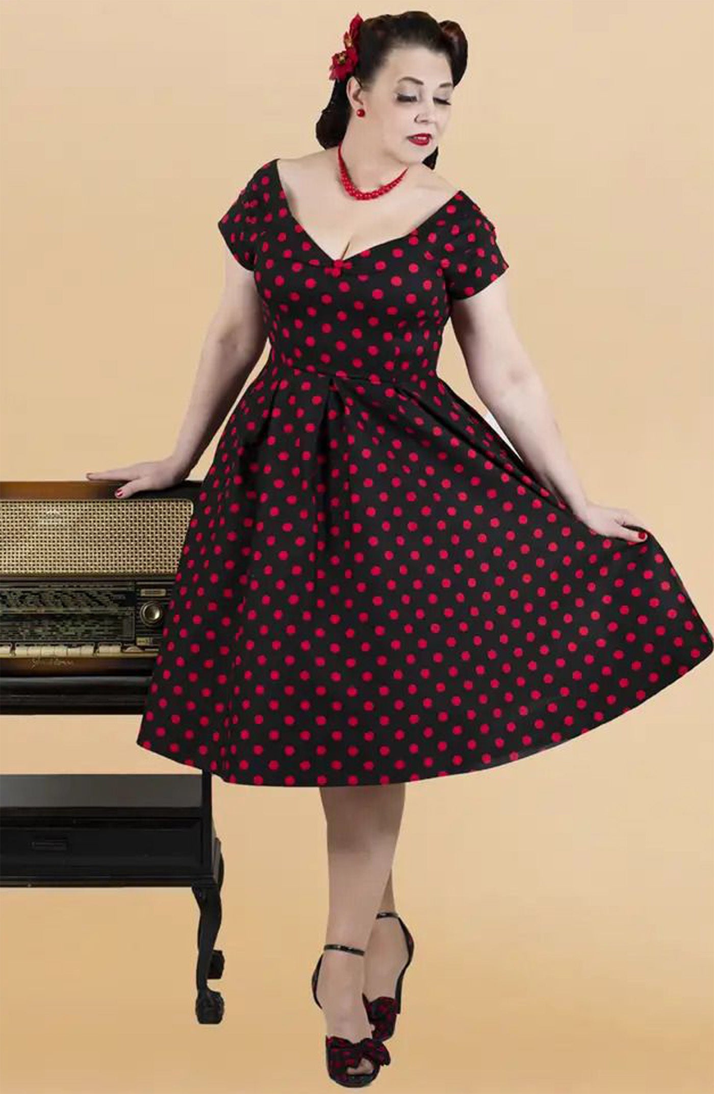 Dolly__Dotty_LILY_POLKA_DOT_50s_Pleated_VNeck_SWING_DRESS_Kleid_Schwarz-2