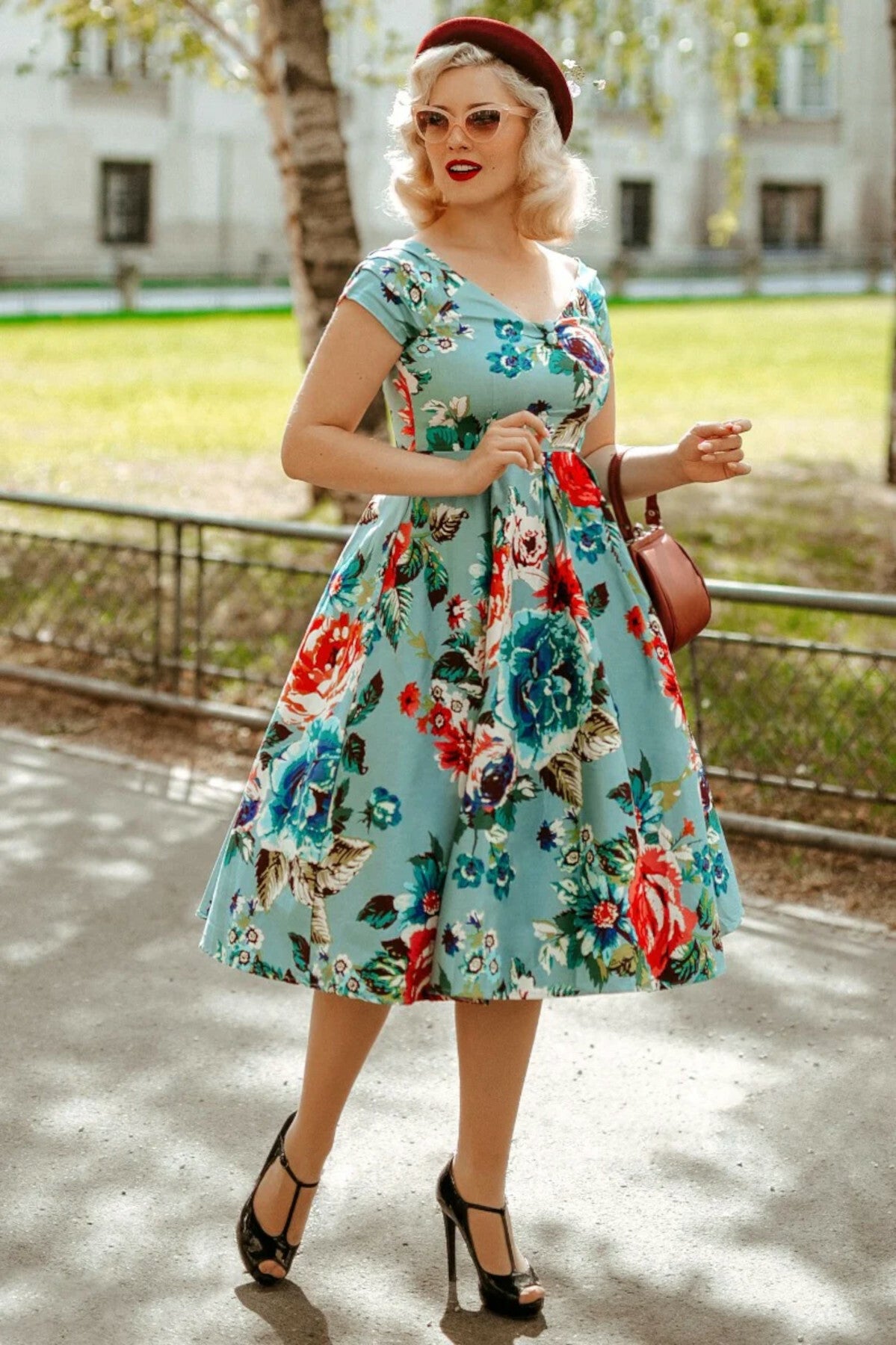 Dolly_and_Dotty_LILY_50s_FLOWERS_Blumen_Pleated_V-Neck_SWING_DRESS_Kleid_-_Blau_killer_kirsche_2