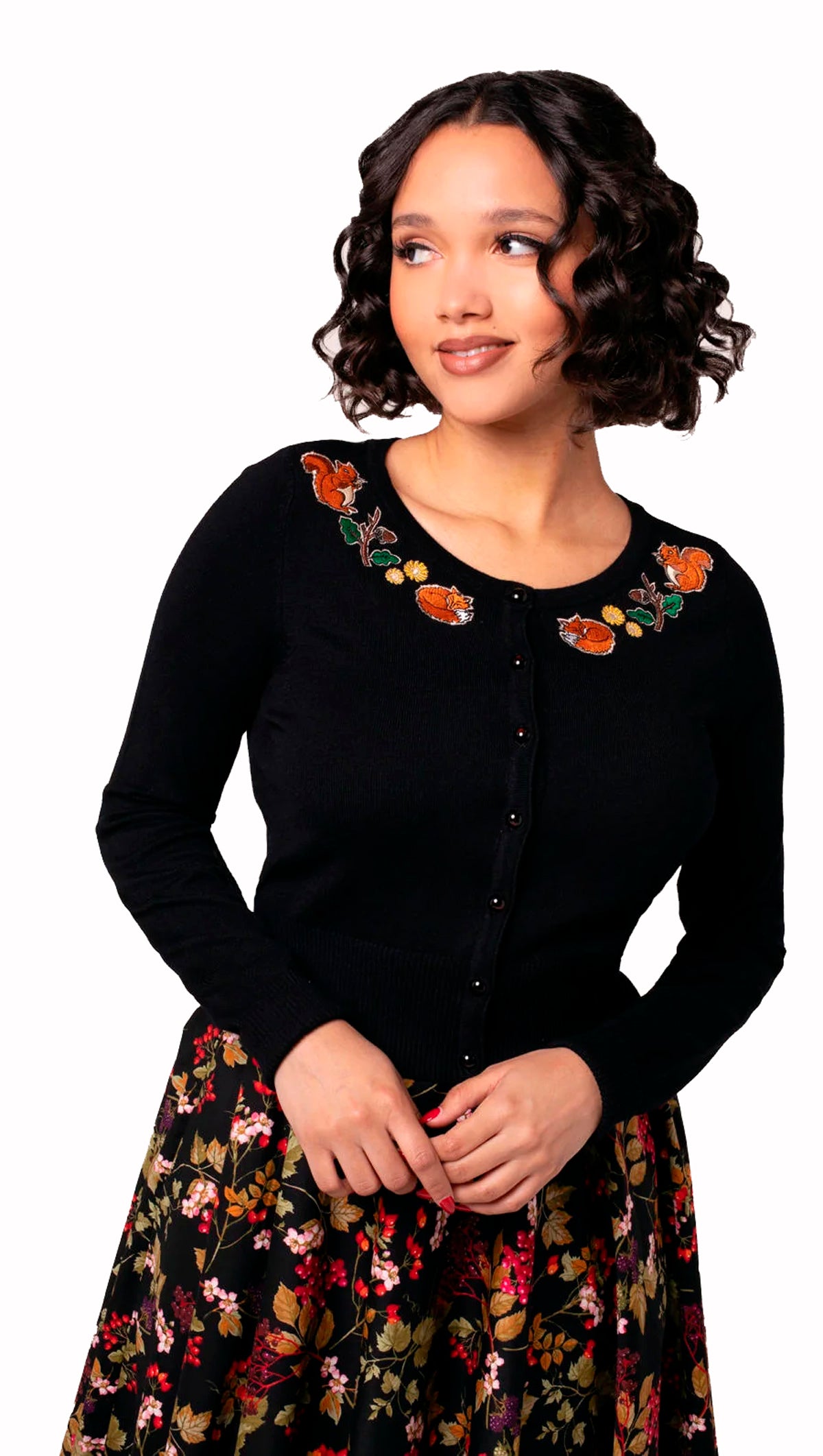 Hell Bunny Chester schwarzer Vintage Cardigan mit gestickten Füchsen, Eichhörnchen, Blumen, Blättern und herbstlichen Waldmotiven