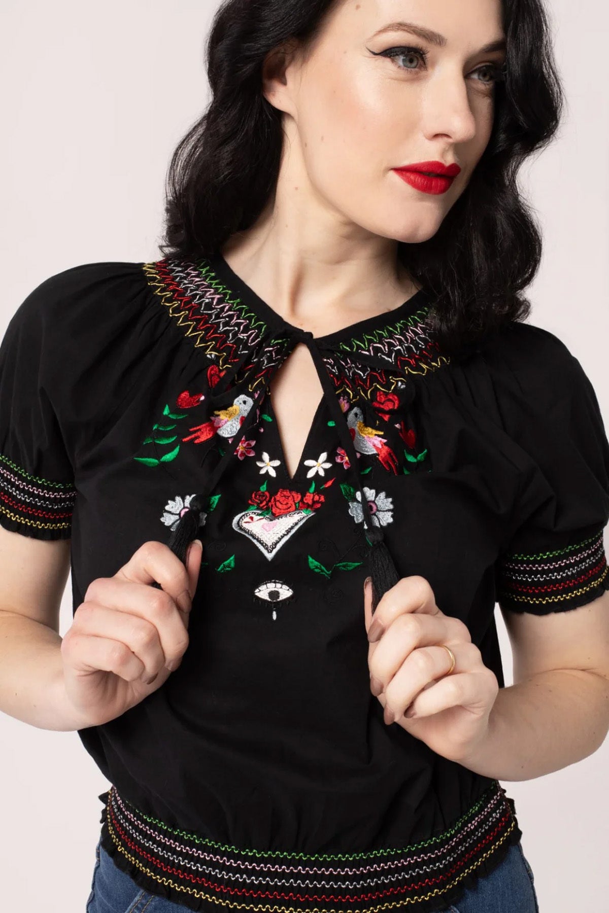 Hell_Bunny_FOLKLOR__Retro_Floral_STICK_Keyhole_Loose_BLUSE_Shirt_-_Schwarz-2