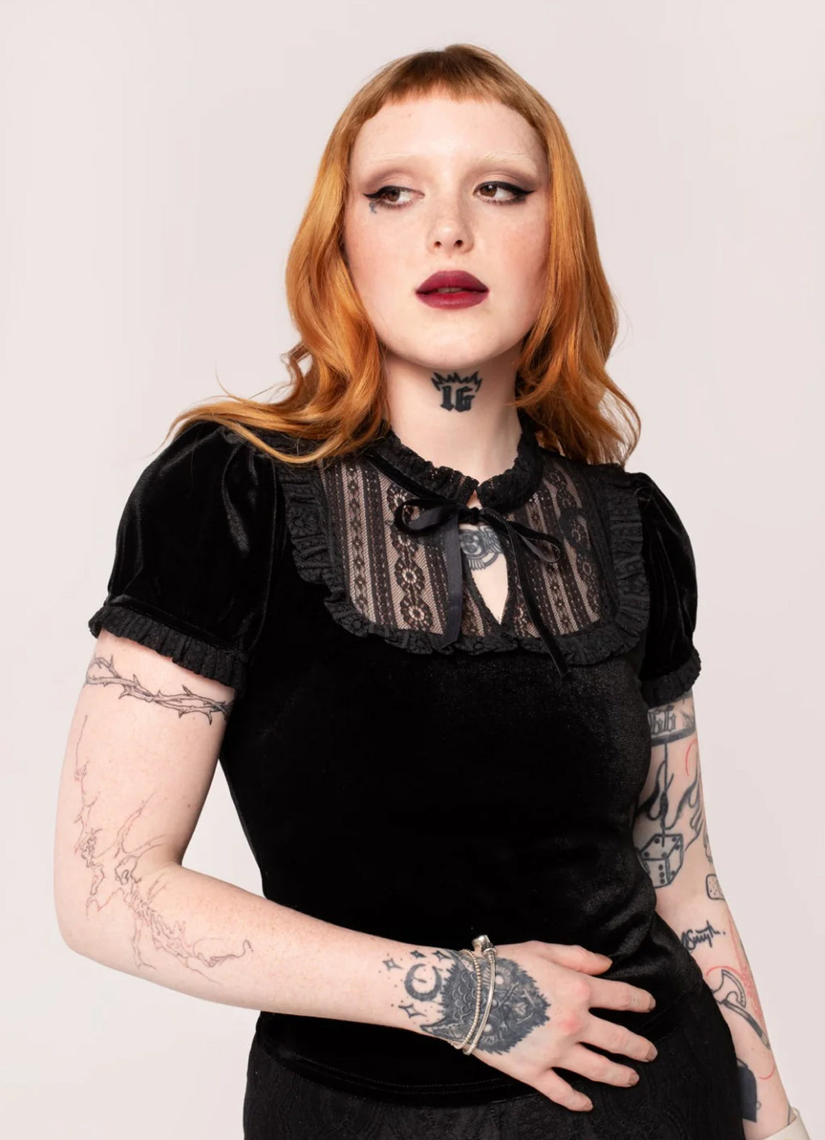 Hell_Bunny_MOURNING_TOP_Vintage_Velvet_Lace_Schluesselloch_Samt_OBERTEIL_Shirt-2