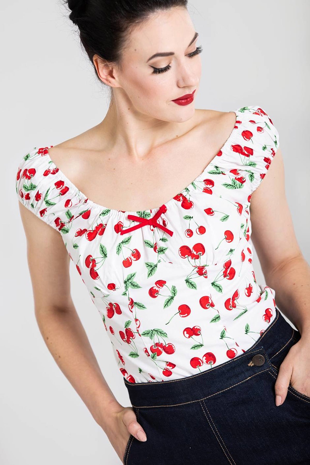 Hell_Bunny_SWEETIE_Vintage_CHERRY_Kirschen_Bow_Schleife_SHIRT_Bluse_-_Weiss_killer_kirsche_26ezB113bH3Y4a
