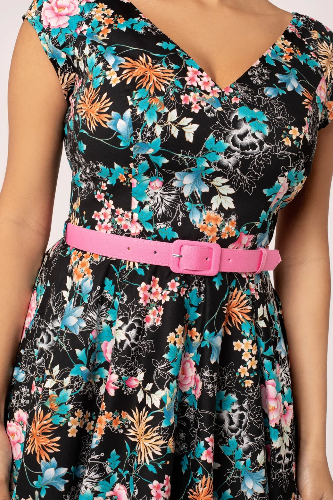 Hell_Bunny_UMI_FLORAL_Vintage_Retro_V-Neck_Circle_SWING_DRESS_Kleid_-_Schwarz-2
