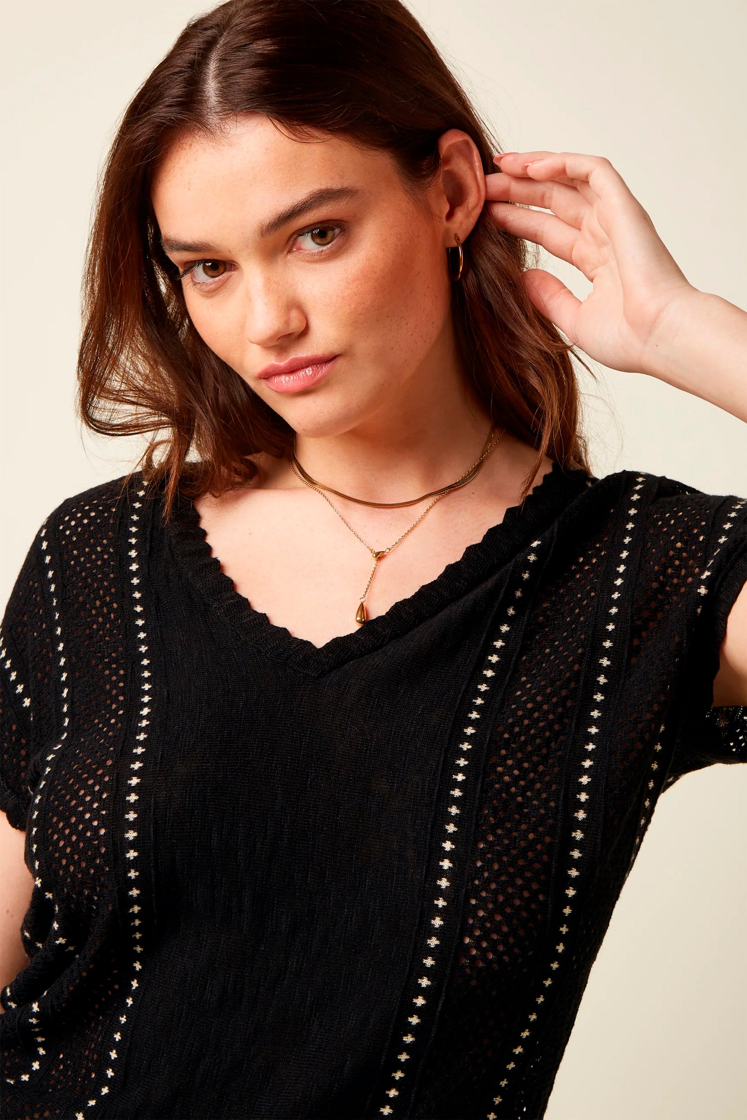 King Louie »Lyra Marea« Vintage Lochmuster Retro V-Neck Kurzarm Shirt - Schwarz
