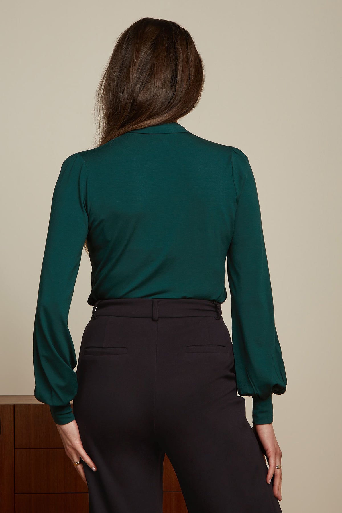 King_Louie_AMALIA_BASIC_Retro_Langarm_SCHLUPPENBLUSE_Oberteil_Blouse_-_Pine_Green_Killer_Kirsche-3fspVB8Hh7oZFn
