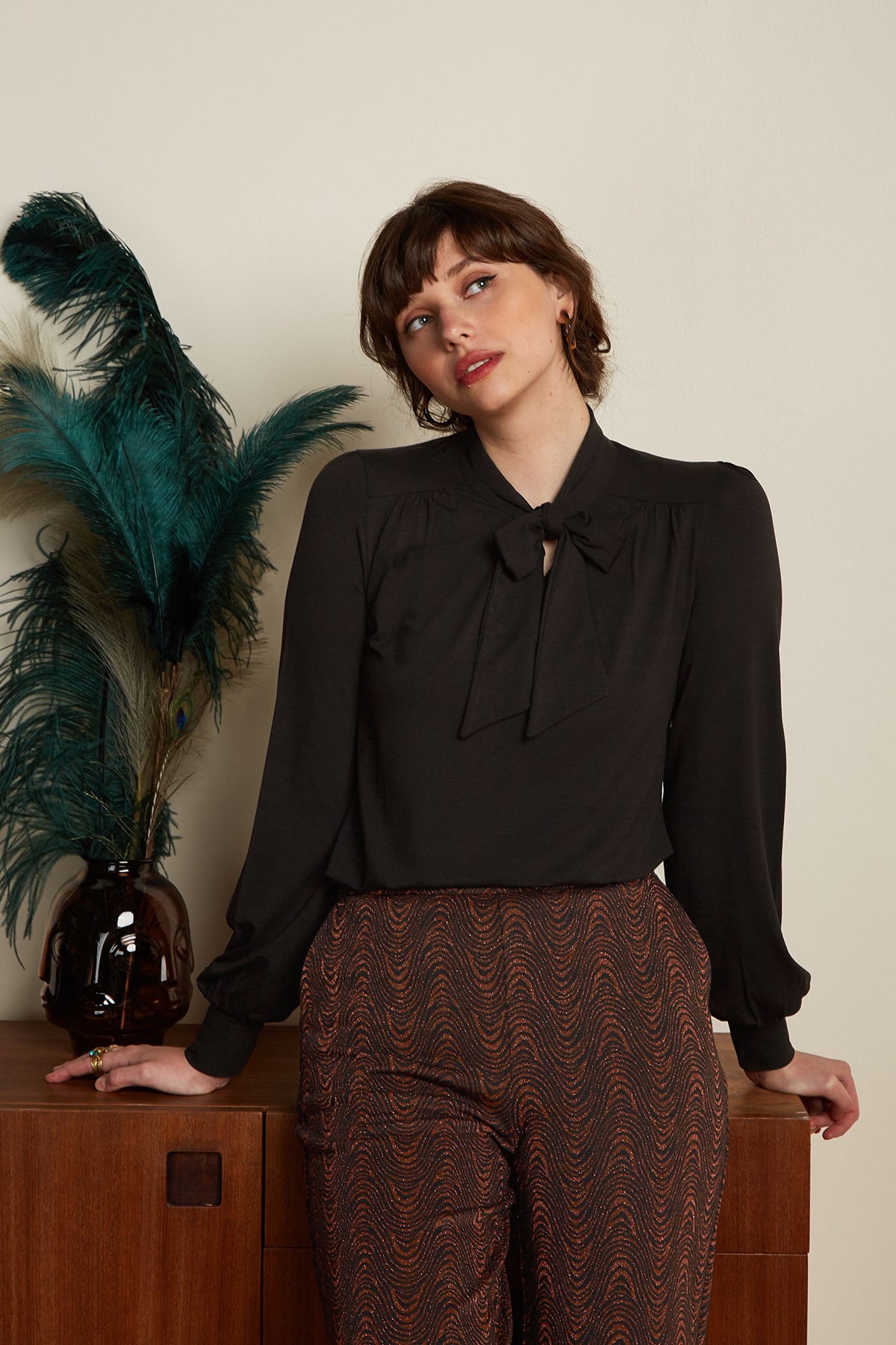 King_Louie_AMALIA_BASIC_Retro_Langarm_SCHLUPPENBLUSE_Oberteil_Blouse_-_Schwarz_Killer_Kirsche-2