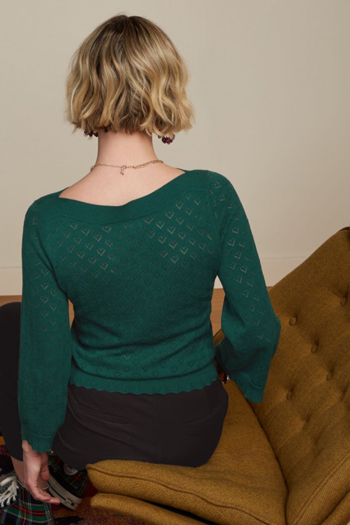 King_Louie_AUDREY_HEART_Lochmuster_Trumpet_Sleeve_FEINSTRICK_Pullover_-_Tannengruen_Killer_Kirsche-3