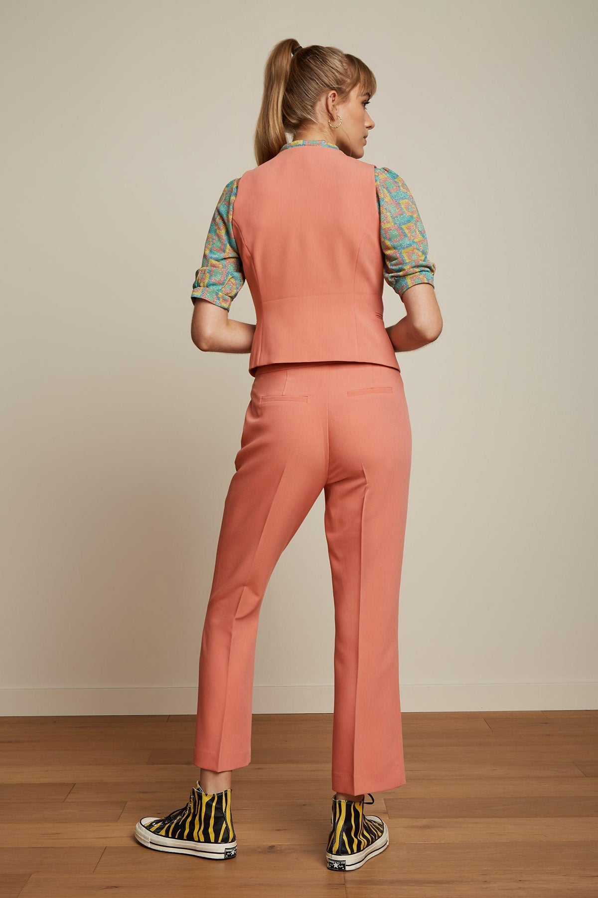 King_Louie_BIANCA_SIMONET_Retro_V-NECK_Gilet_WESTE_Waistcoat_-_Blooming_Dahlia_Killer_Kirsche-4u1UqpNTsNKWQs