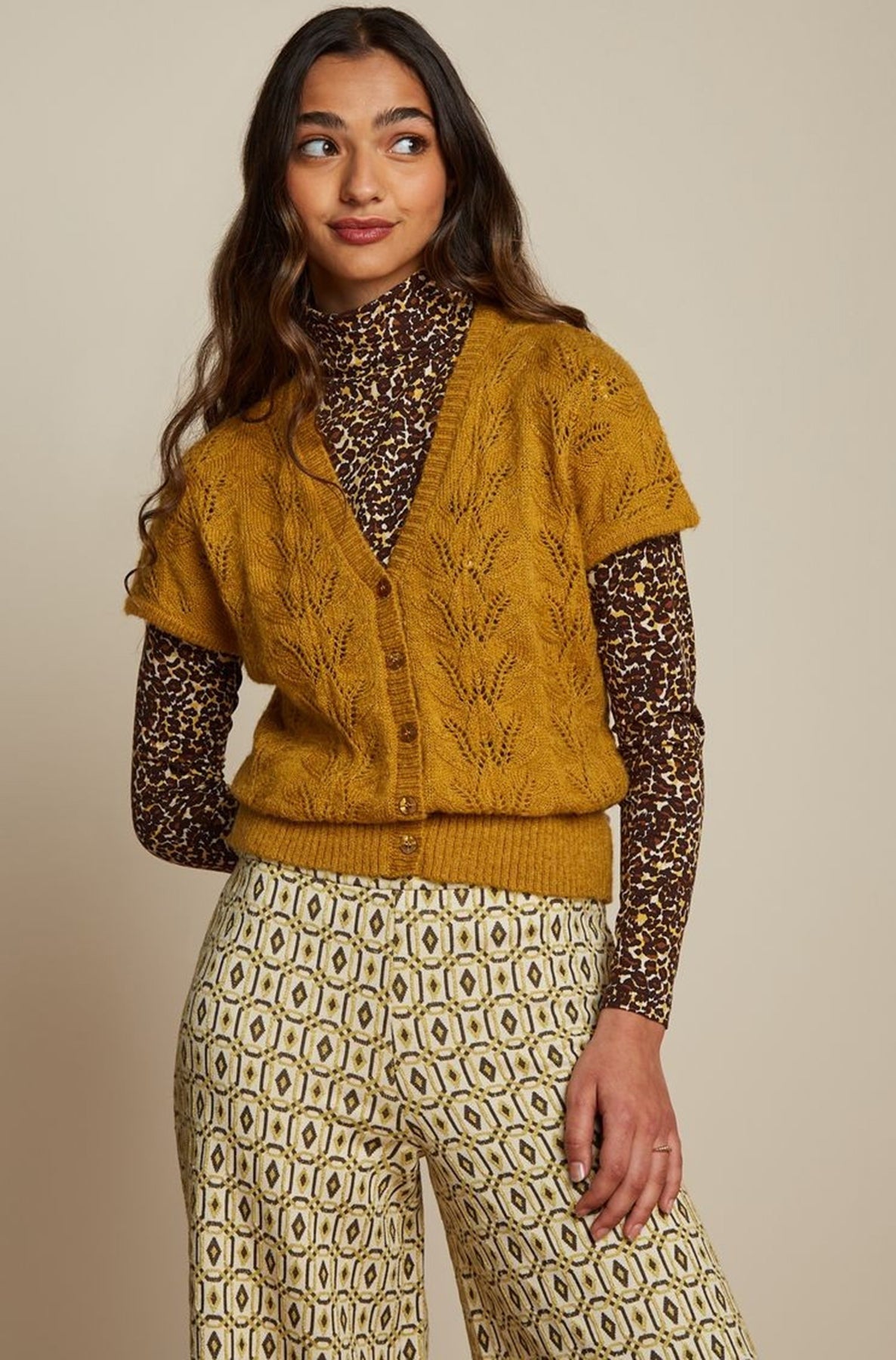 King_Louie_BUTTON_FARFALLE_Lochmuster_V-Neck_Kurzarm_CARDIGAN_-_Sunset_Yellow_Killer_Kirsche-2