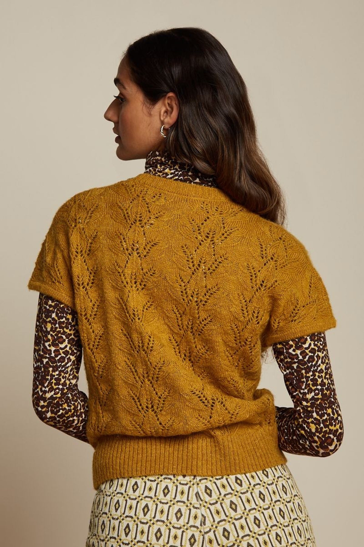 King_Louie_BUTTON_FARFALLE_Lochmuster_V-Neck_Kurzarm_CARDIGAN_-_Sunset_Yellow_Killer_Kirsche-3