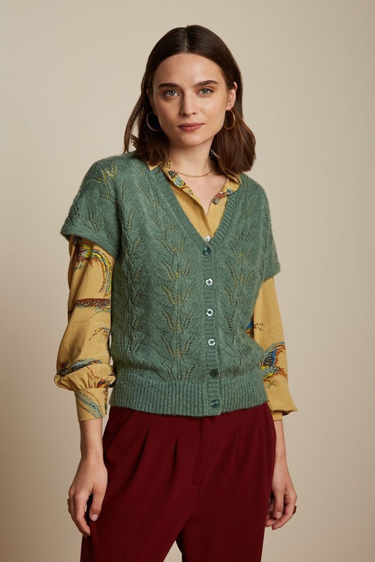 King_Louie_BUTTON_FARFALLE_Lochmuster_V-Neck_Kurzarm_CARDIGAN_Top_-_Fir_Green_Killer_Kirsche-2LzQ0tB3YPKvow