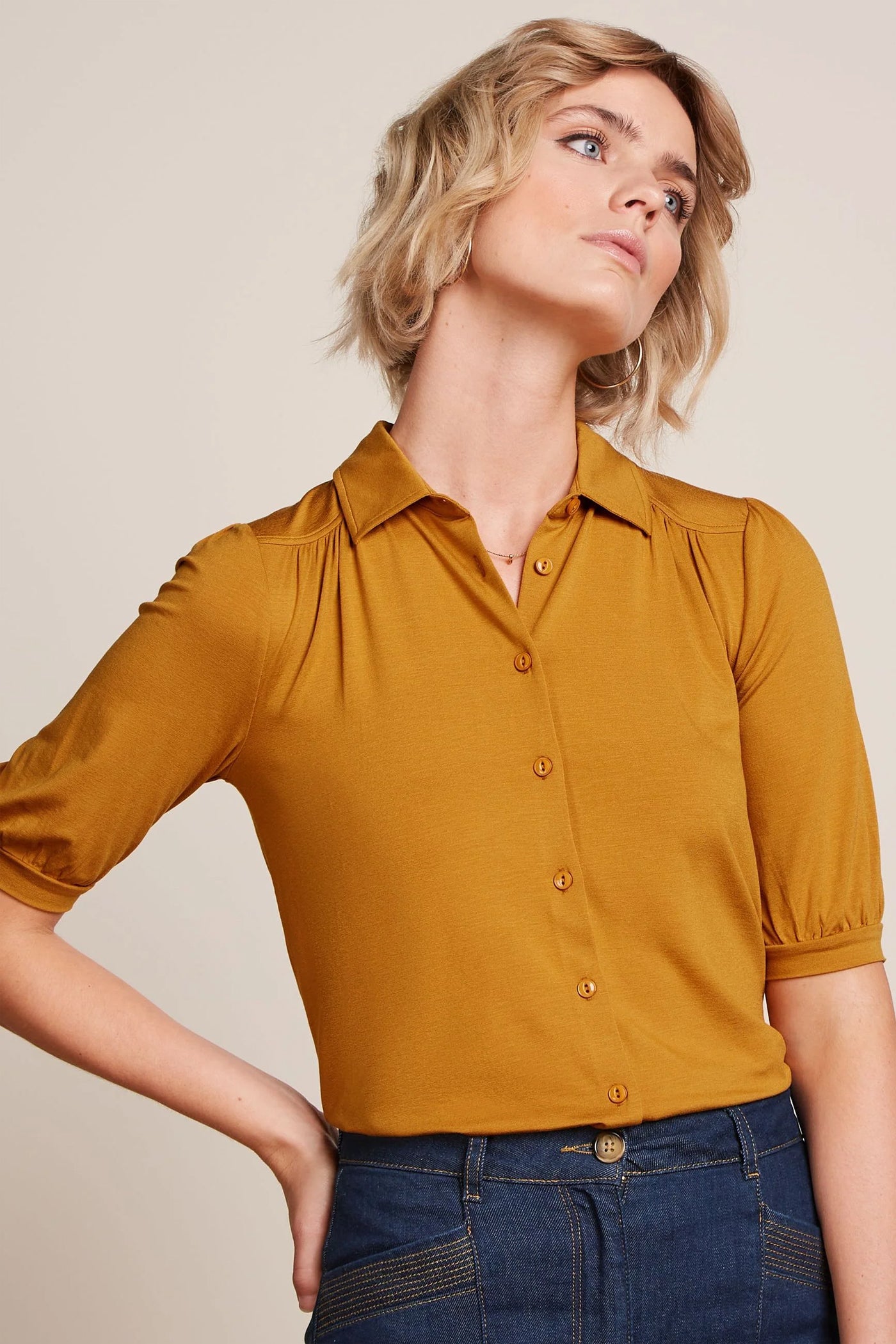 King_Louie_CARINA_PLAIN_Vintage_BASIC_Viscose_Light_Halbarm_BLUSE_Oberteil_Blouse_-_Inca_Gold-1