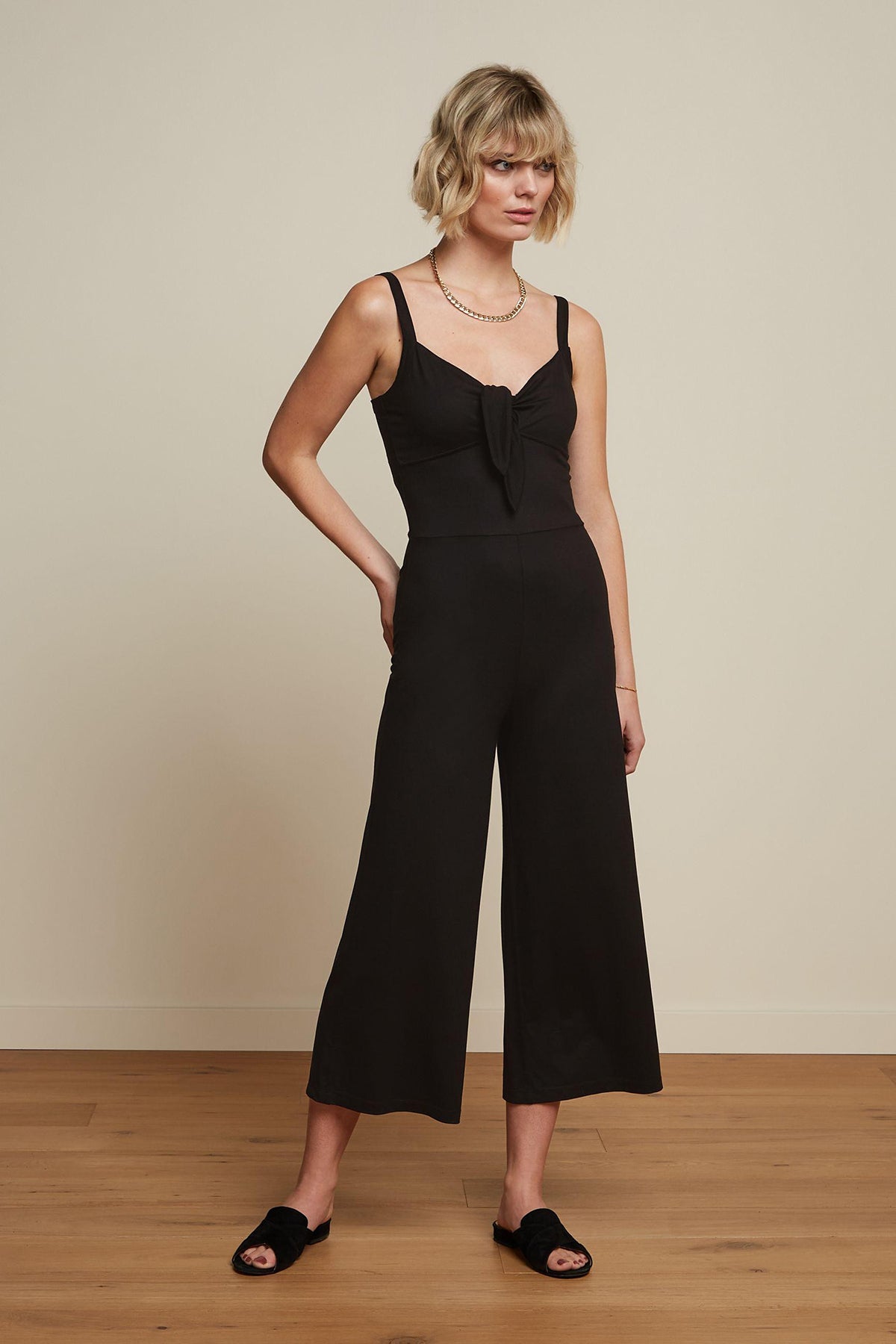 King_Louie_GISELLE_CLASSIC_Vintage_BOW_Traeger_Culotte_JUMPSUIT_Overall_Schwarz_Killer_Kirsche-2GMxgBiPZpYYcM