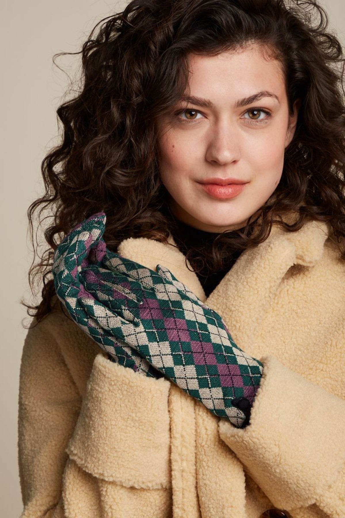 King_Louie_GLOVE_BRIOLETTE_JACQUARD_Muster_ARGYL_Feinstrick_Fingerhandschuh_-_Gruen_killer_kirsche_2