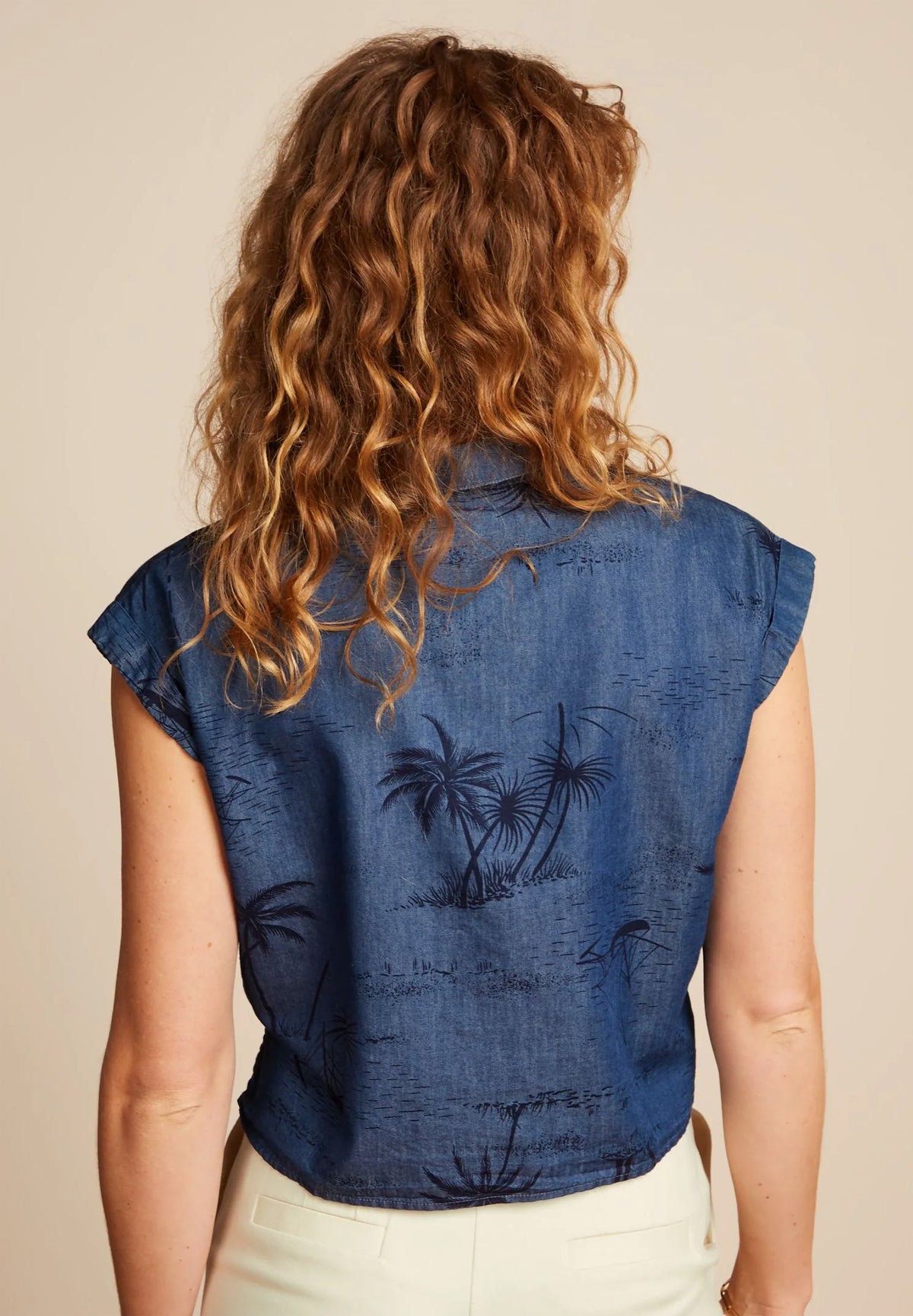 King_Louie_KNOT_BLOUSE_DAYTRIP_Vintage_Palmen_Tropical_Kurzarm_Knotenbluse_Oberteil_-_Jeansblau-2