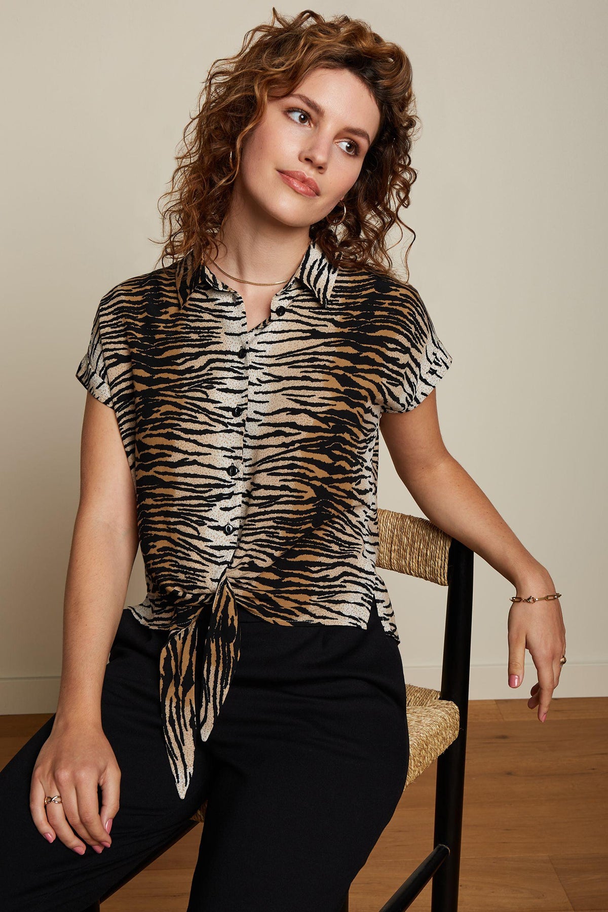 King_Louie_KNOT_BLOUSE_KALLINA_Retro_TIGER_PRINT_Kurzarm_Knotenbluse_Oberteil_Killer_Kirsche-2