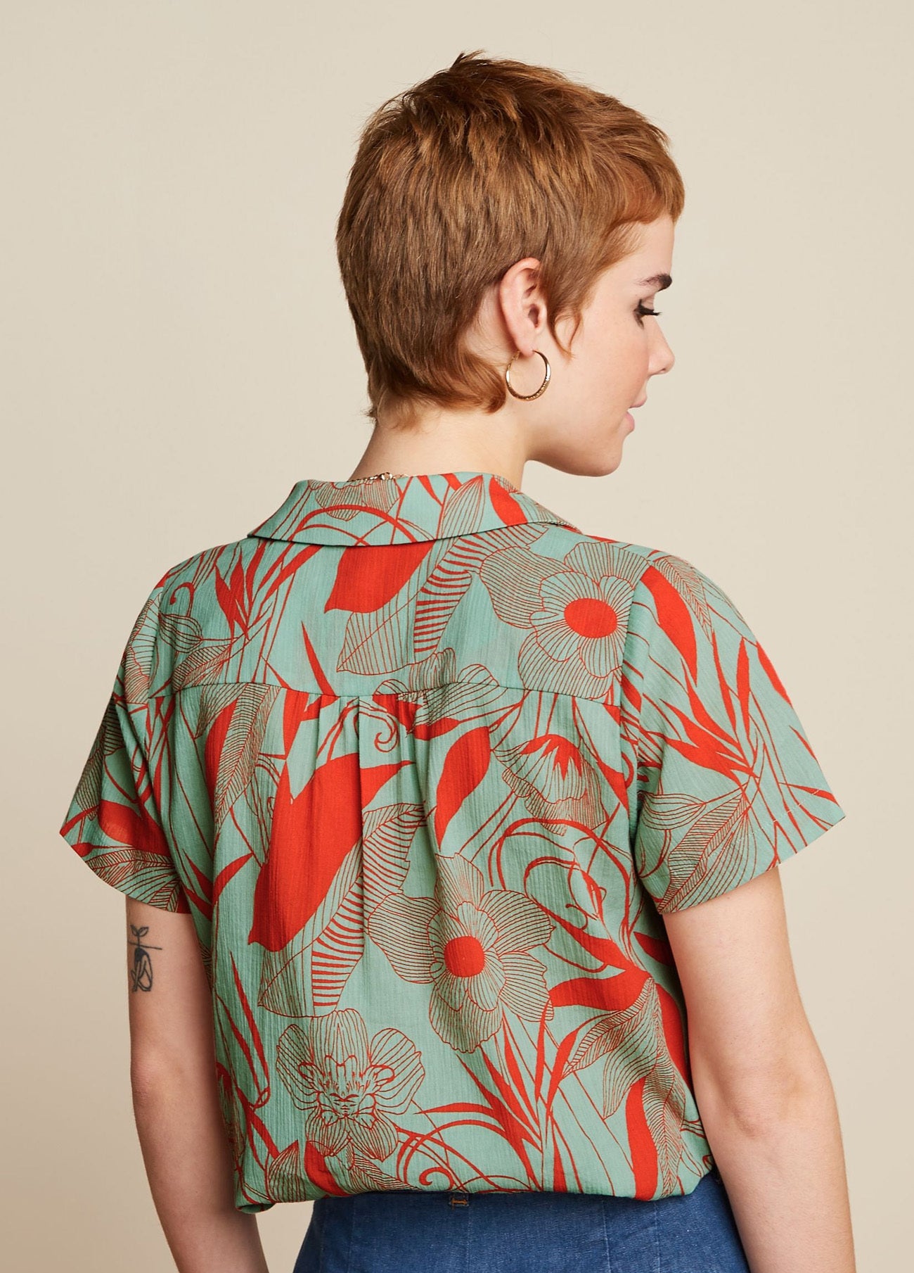 King_Louie_TEX_CALLIER_Retro_Blumen_Vintage_KURZARM_BLUSE_Blouse_Oberteil_-_Ash_Green-2mSkFHXEfCx7lL
