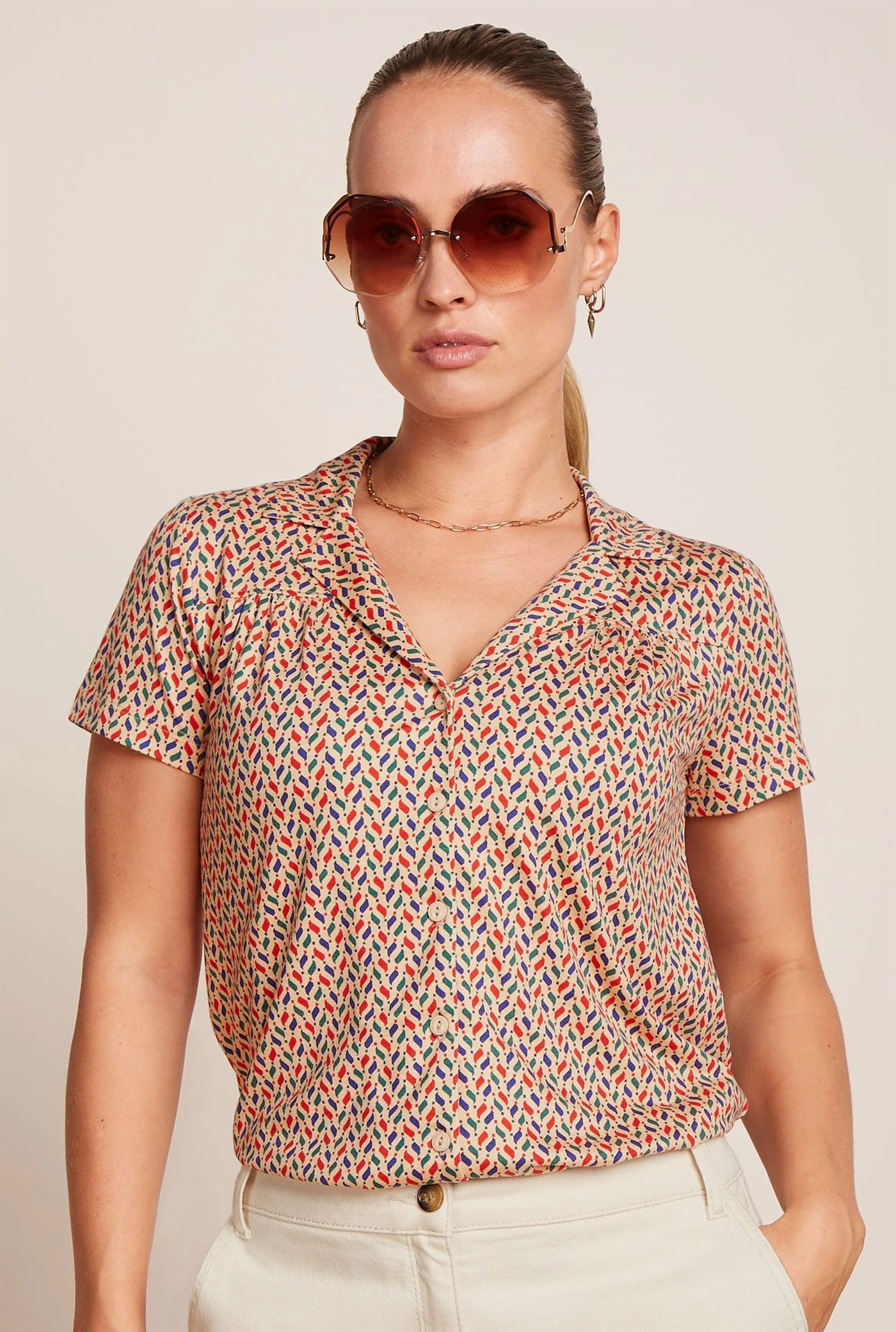 King_Louie_TEX_COCOLUPA_Retro_Graphic_Vintage_Kurzarm_V-Neck_BLUSE_Oberteil-1
