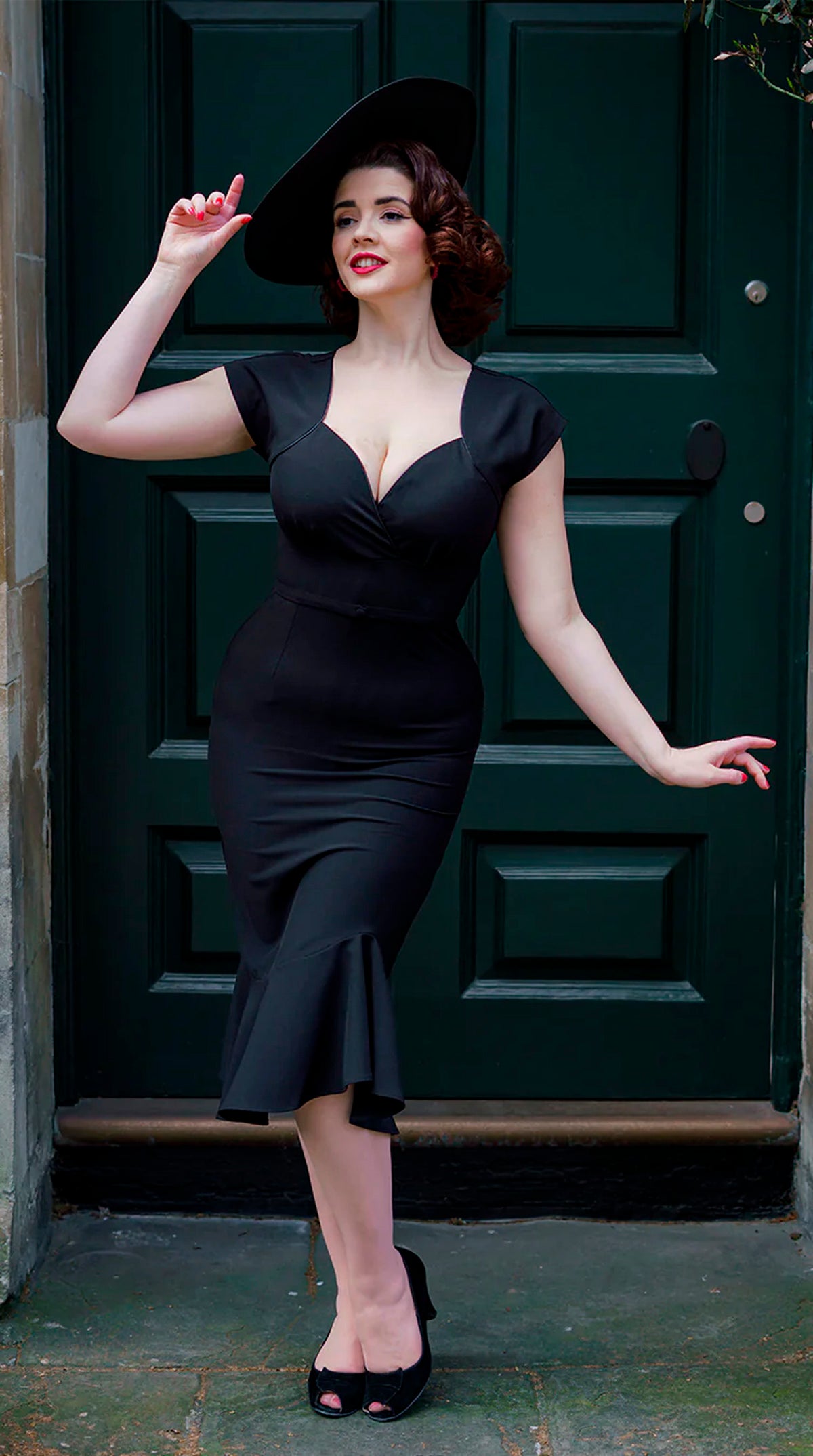 Lola schwarzes 40er Jahre Wiggle Kleid mit Herz-Ausschnitt und Fishtail-Saum