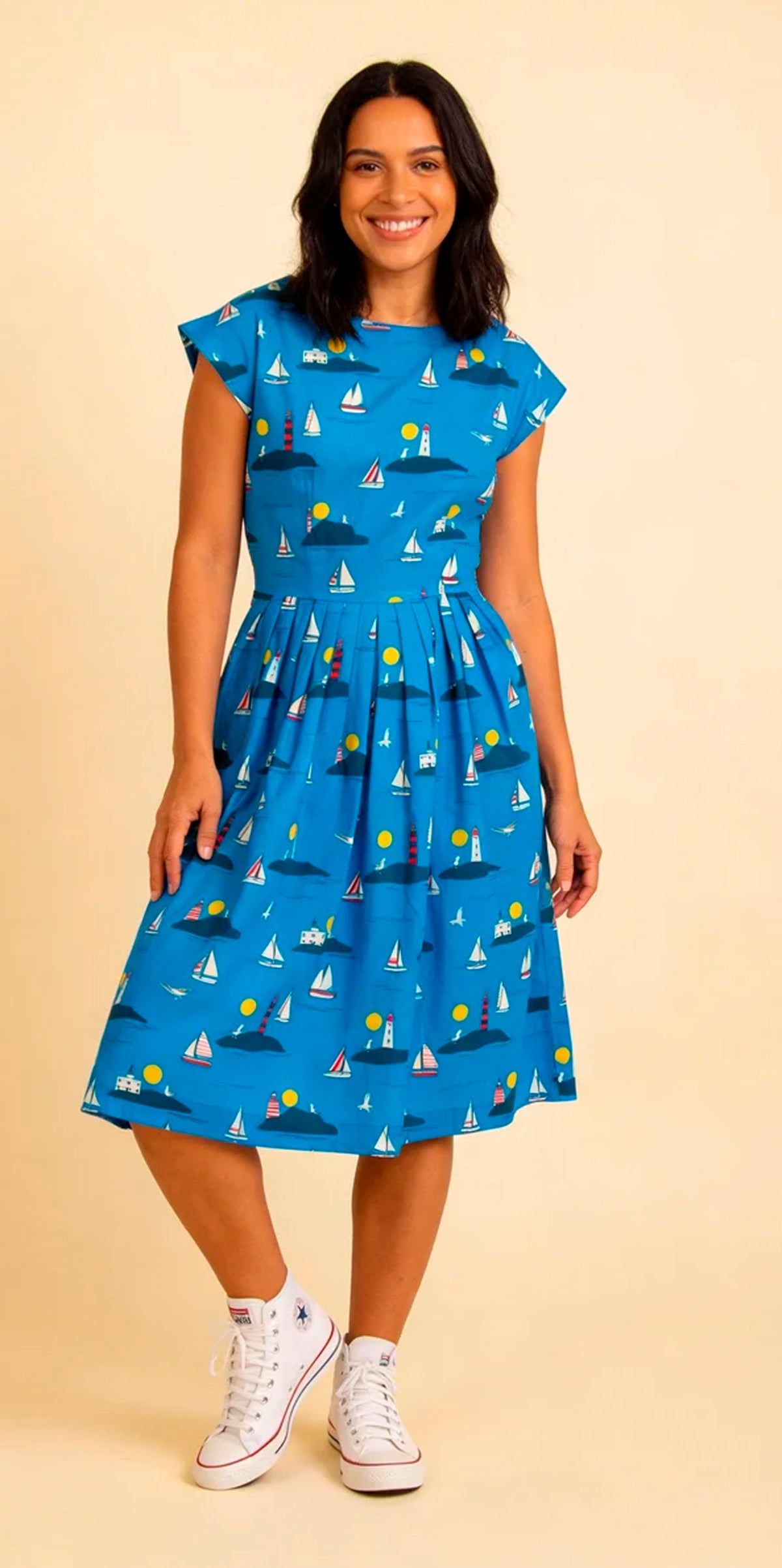 Pretty Vacant Gina Vintage Kleid aus Bio-Baumwolle mit Leuchtturm-, Segelboot- und Insel-Print im maritimen Retro-Stil