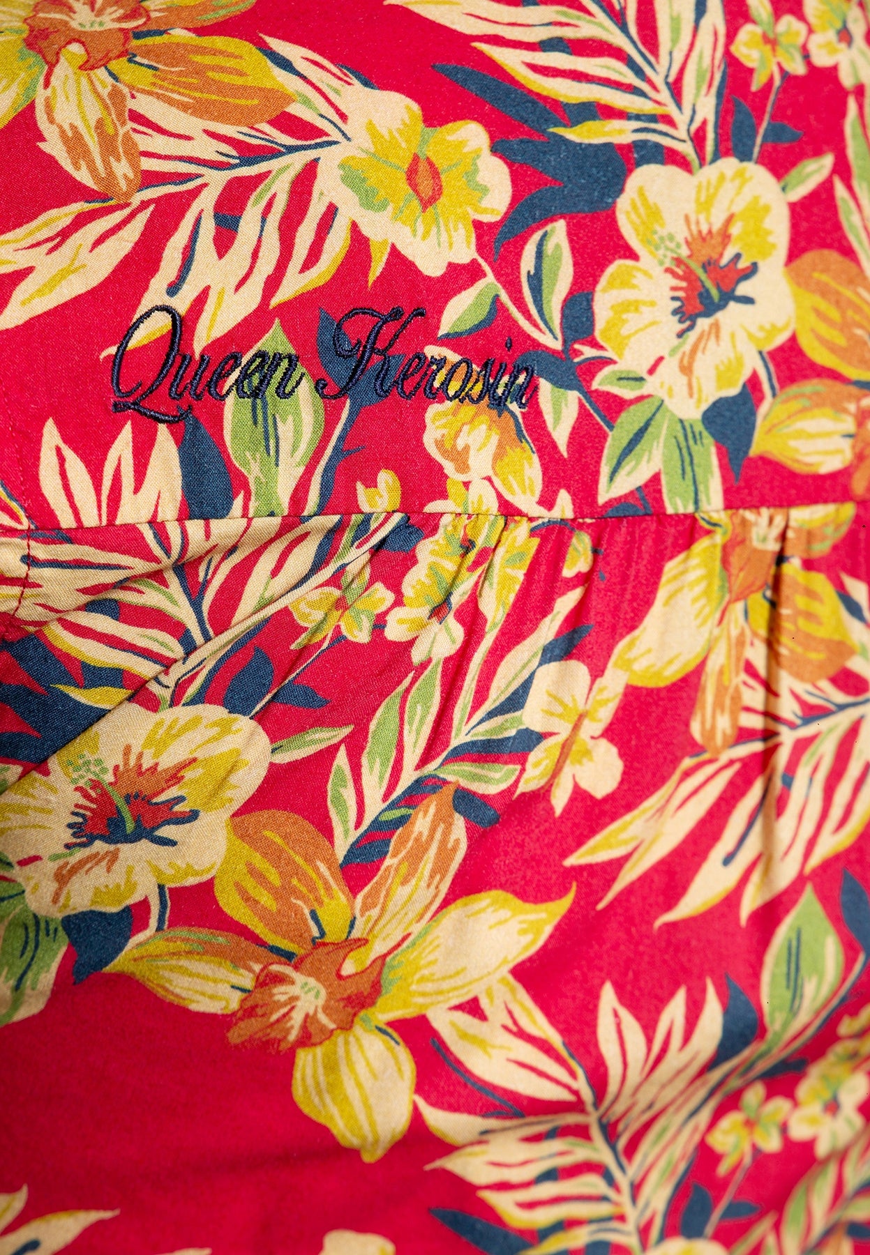Queen_Kerosin_TIKI_HAWAII_RED_Tropical_Retro_50s_TIE_BLOUSE_Knotenbuse_aermellos_SHIRT_-_Rot_killer_kirsche_5