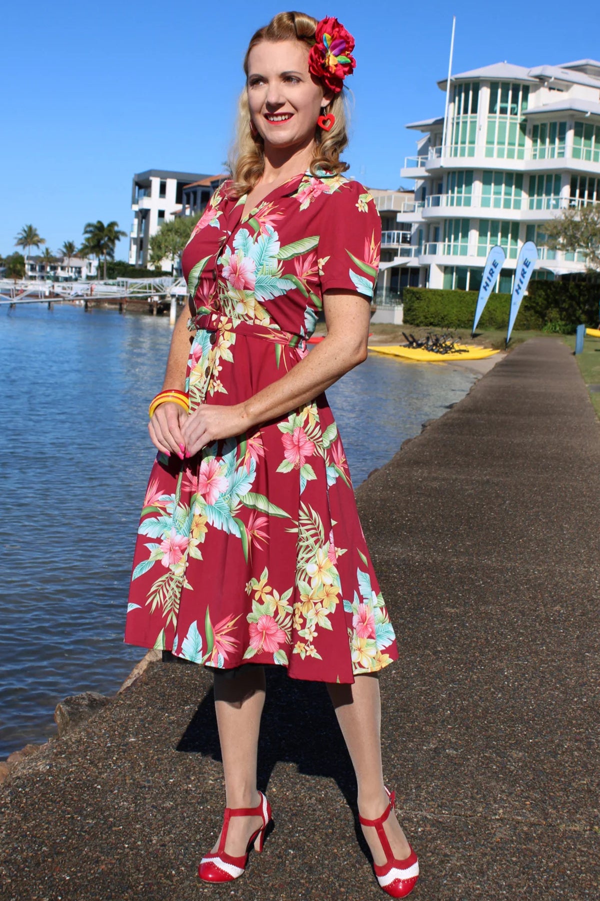 RocknRomance_CHARLENE_HONULULU_Print_HIBISKUS_A-Linie_50s_Dress_KLEID_-_Weinrot_killer_kirsche_4PbRAqK4GaZNeM