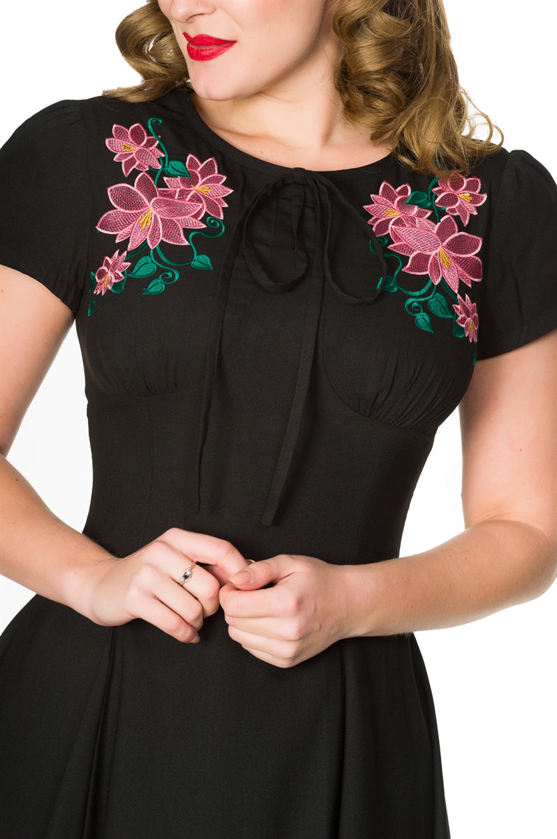Sheen_NOA_Vintage_FLORAL_EMBROIDERY_Kurzarm_SWING_Dress_Kleid_Schwarz-2rZLznSIT91CiW
