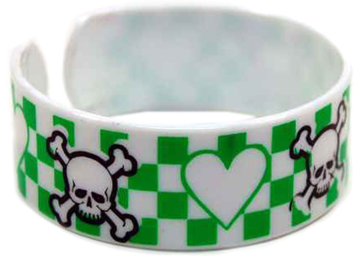 Ska_Skulls_and_Hearts_Armreif_gruen_killer_kirsche