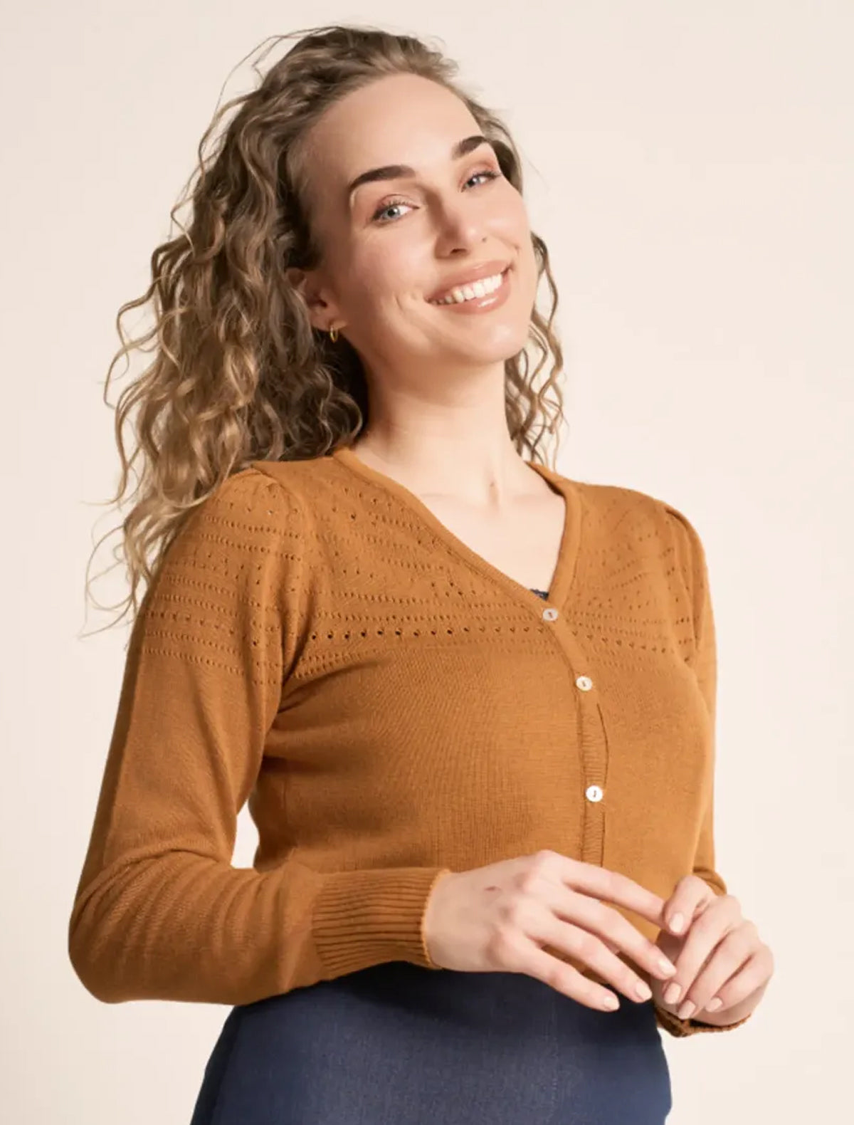 Very_Cherry_LUCIA_VINTAGE_Lochmuster_V-Neck_CARDIGAN_Strickjacke_-_Cognac-2