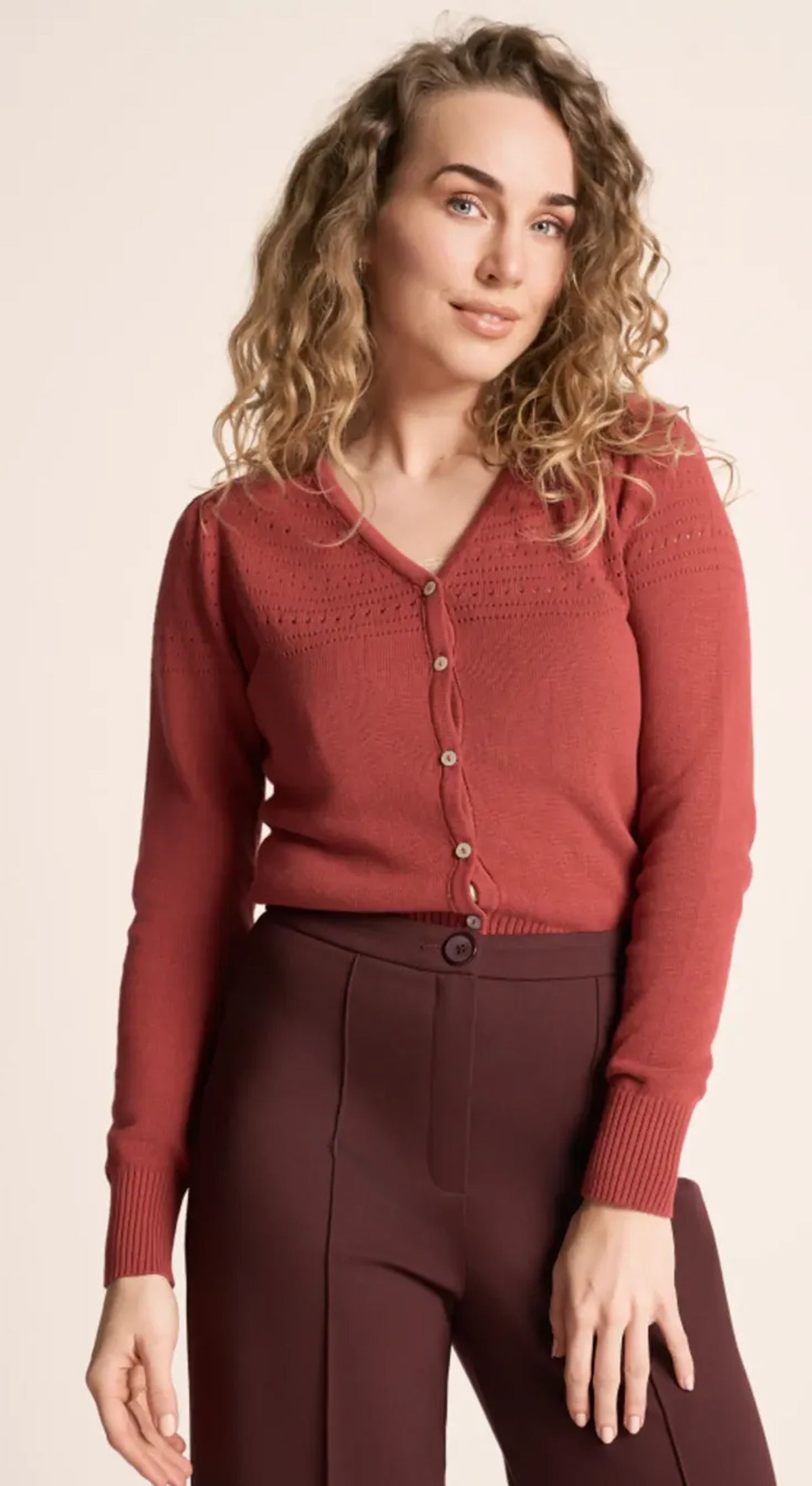 Very_Cherry_LUCIA_VINTAGE_Lochmuster_V-Neck_CARDIGAN_Strickjacke_-_Marsala-1