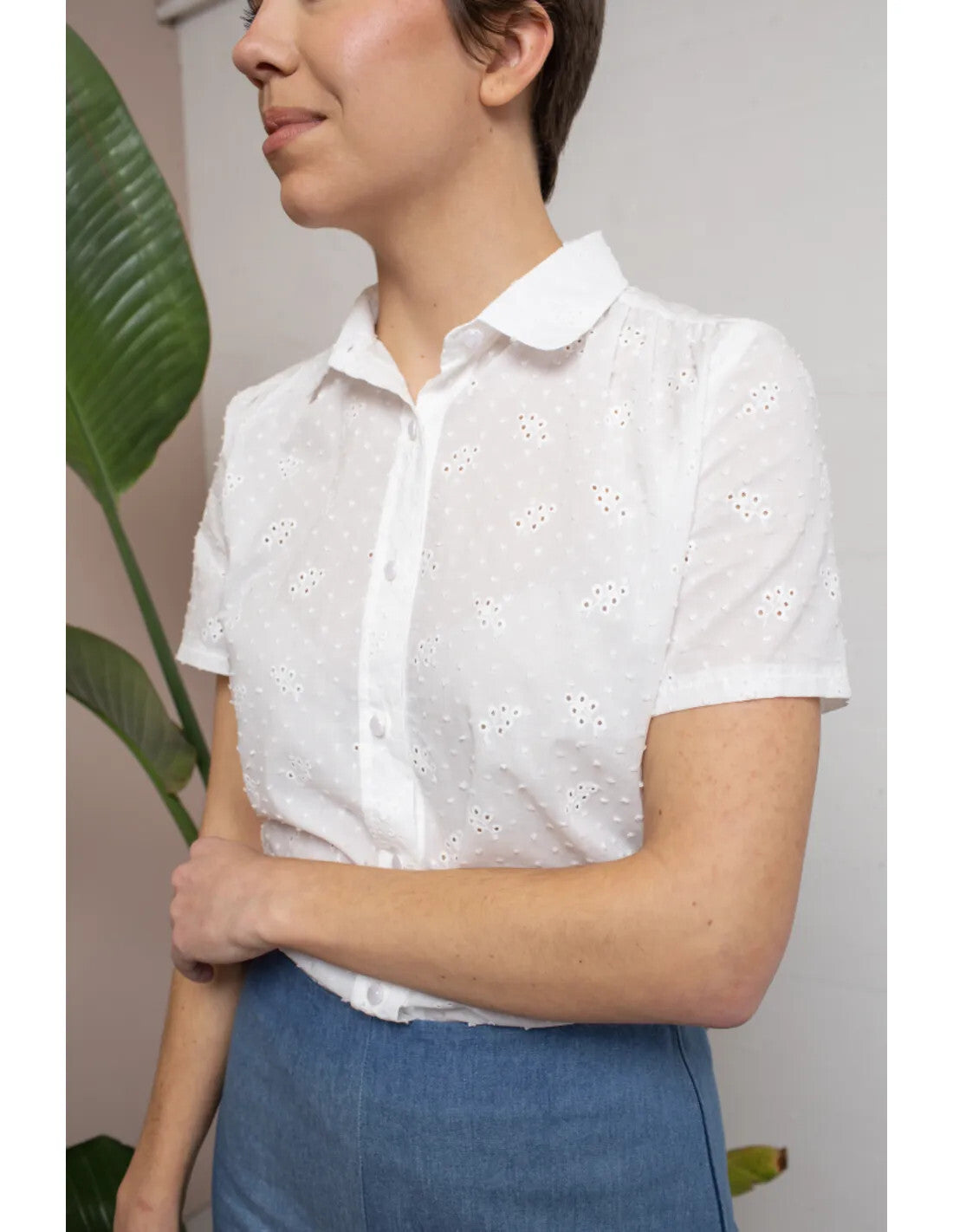 Very_Cherry_MONTMARTRE_BRODERY_ECRU_Retro_FLORAL_Lochmuster_Kurzarm_BLUSE_-_weiss_killer_kirsche_2