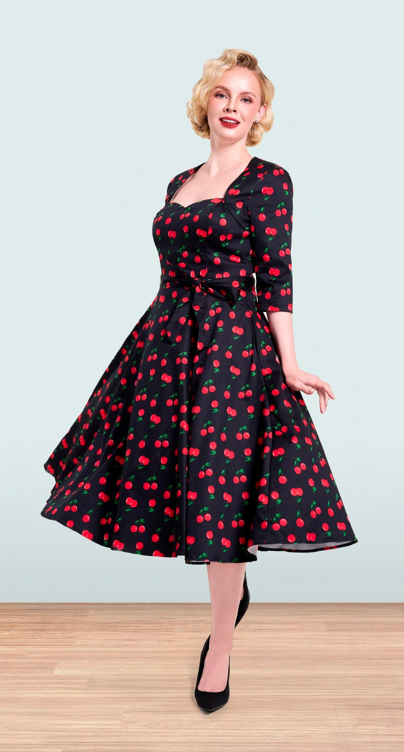 Lindy Bop Gina Cherry Swing Kleid schwarz mit rotem Kirschmuster, herzförmigem Ausschnitt und 3/4-Ärmeln im Rockabilly-Stil