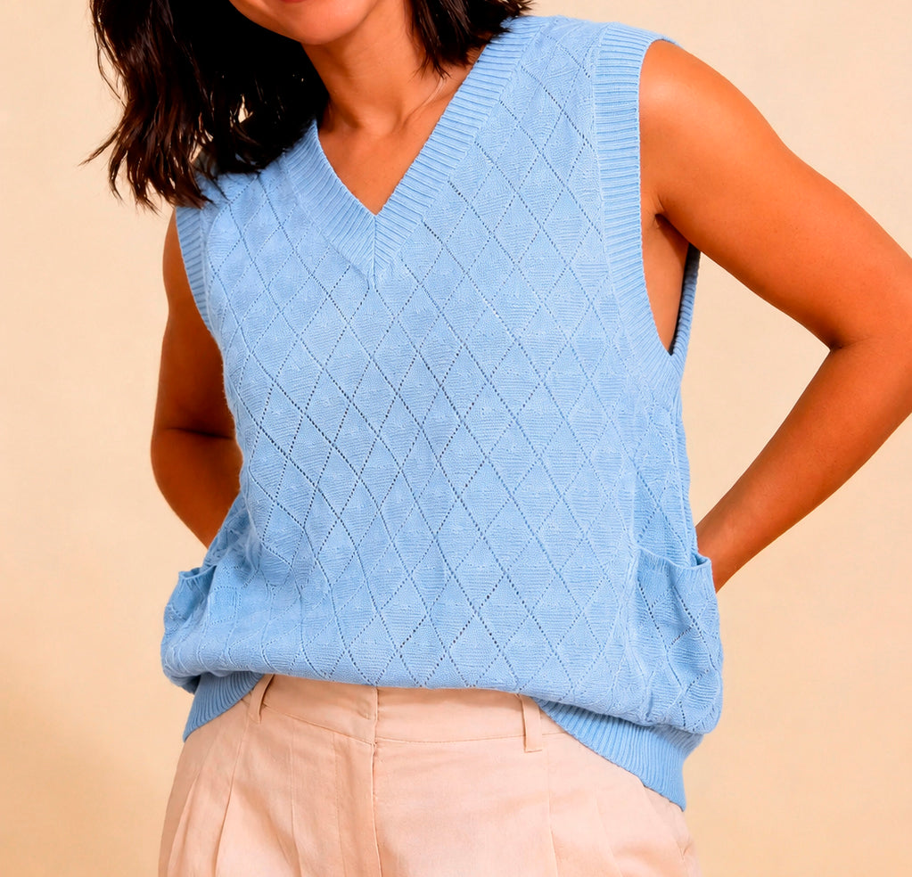 Pretty Vacant Kitty Oversize Tank Baby Blue aus Bio-Baumwolle mit V-Ausschnitt, Rautenmuster und seitlichen Taschen im Vintage-Stil